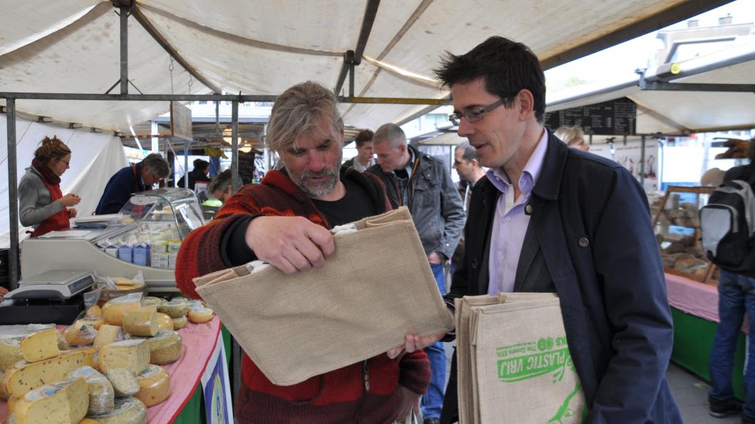 Eickhout deelt duurzame boodschappentassen uit.