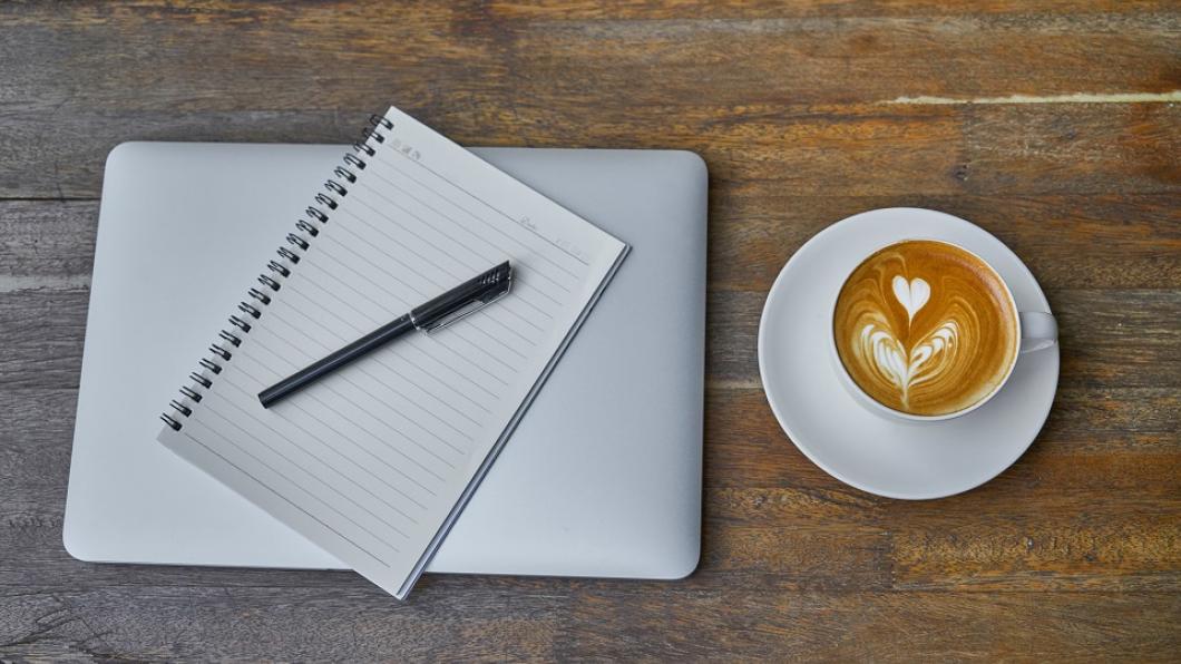 schrijven typen pen koffie.jpeg