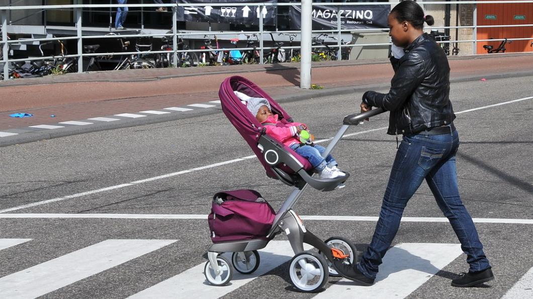 Voetganger met kinderwagen