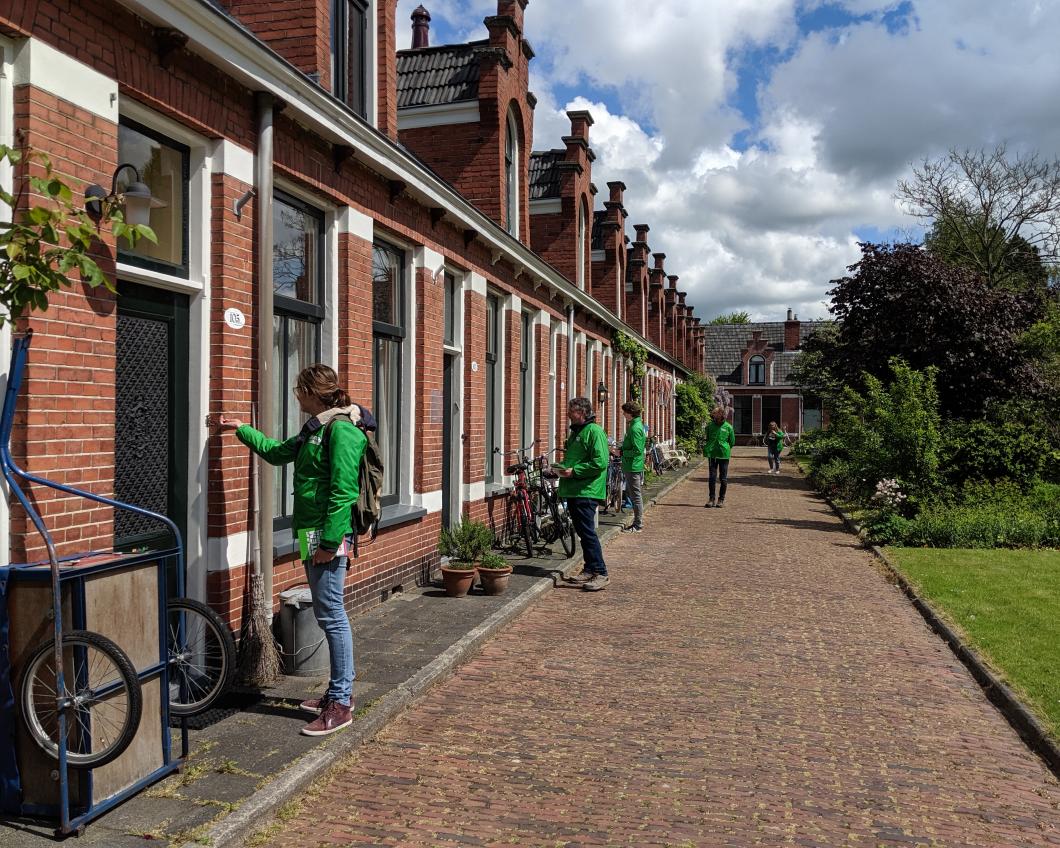 GroenLinks-vrijwilligers bellen in een straat bij mensen aan voor een huis-aan-huis actie