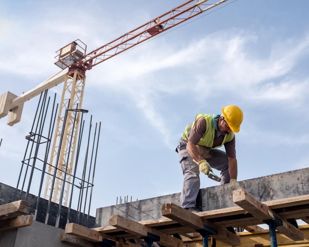 Een bouwvakker is aan het werk