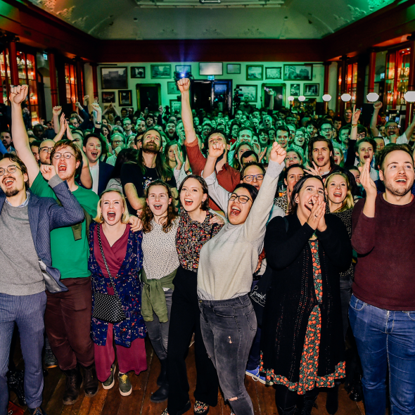 Juichende aanhangers na winst voor GroenLinks bij de gemeenteraadsverkiezingen